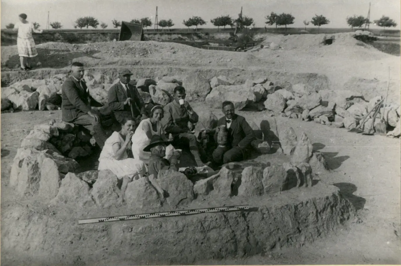 Stimmungsbild historisches Foto Kafferunde auf der Ausgrabung